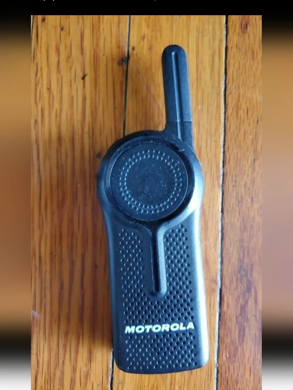 6 Motorola DLR 1020 900MHz black handheld radios and 1 charging base